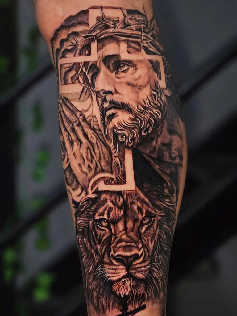 Sleeve blackwork com face de Cristo e leão realizada por Hugo C. Campos