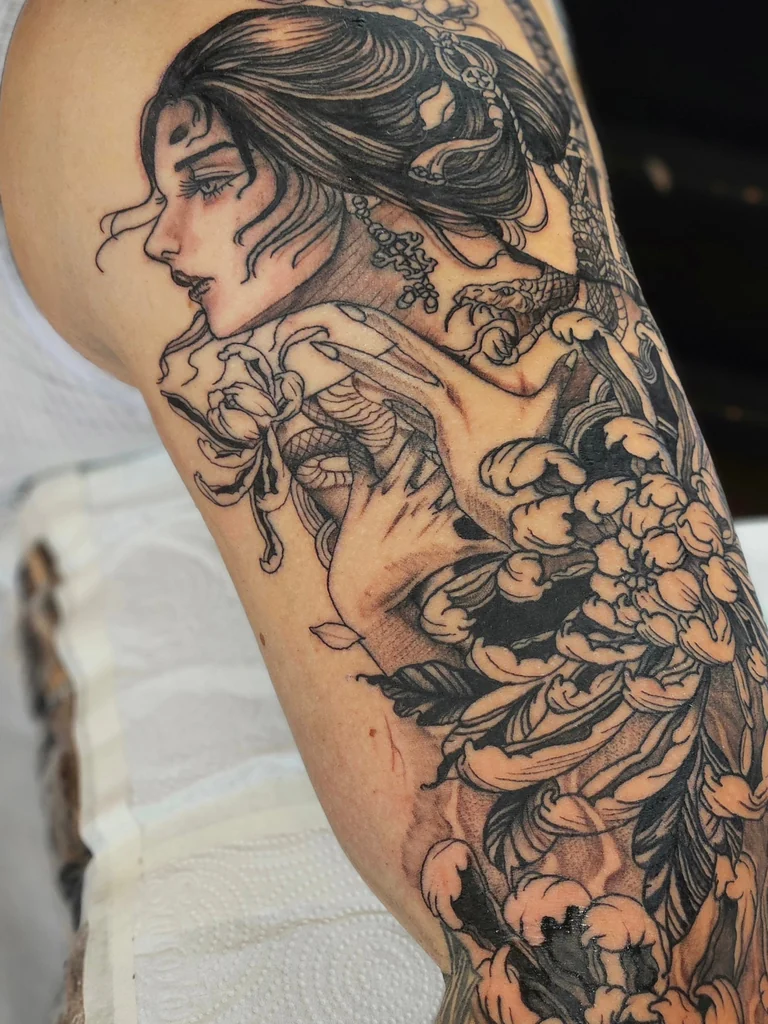 Sleeve oriental freehand com gueixa e florais