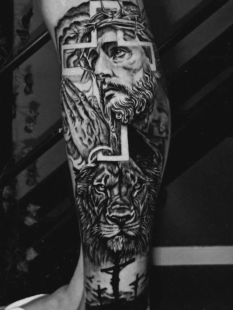 Sleeve religioso em preto e cinza, detalhe do traço