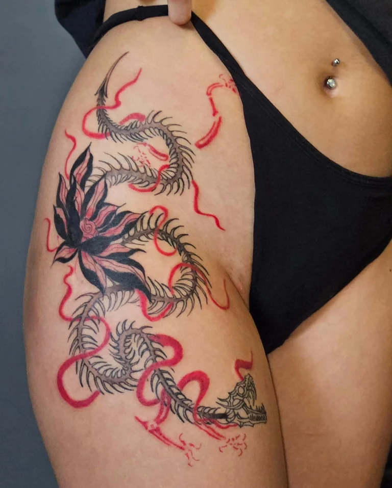 Detalhe do trabalho em blackwork com linhas vermelhas
