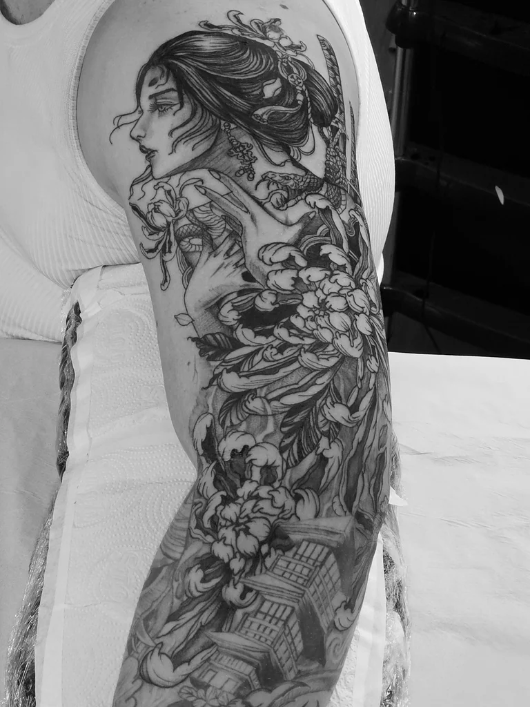 Braço fechado em blackwork oriental, vista lateral