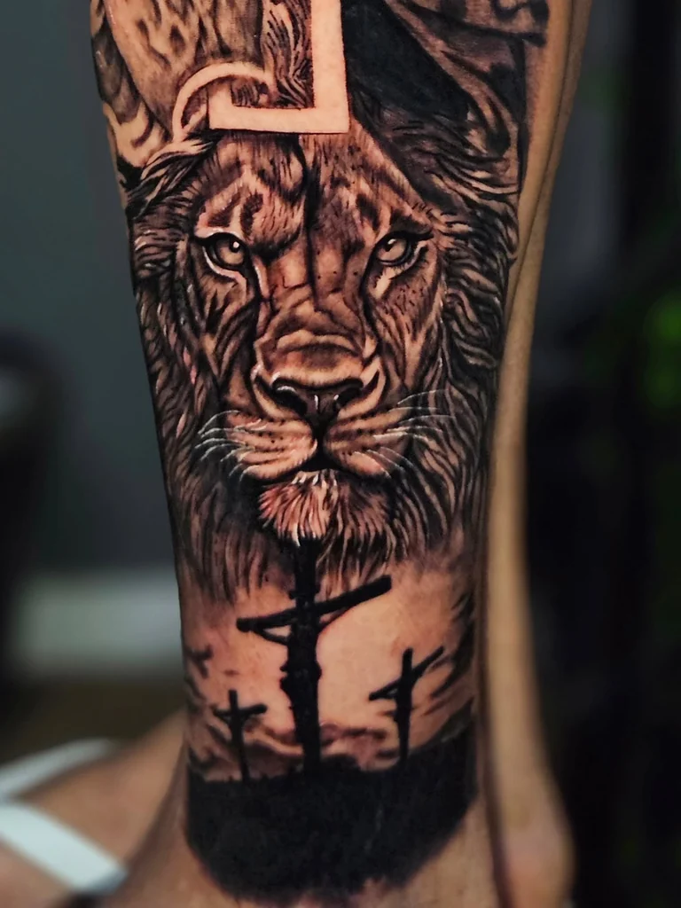 Detalhe do leão em preto e cinza no sleeve religioso