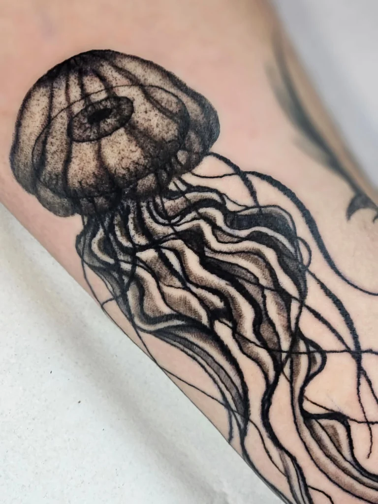Água-viva freehand no antebraço, enquadramento aberto